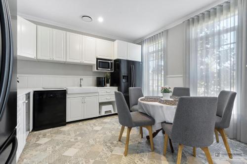 New Haven Eiffel Tower Suite — Banksia Beach — photo 4