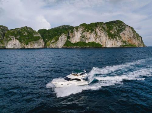Jelly Bear - carbon neutral hotel in Phuket