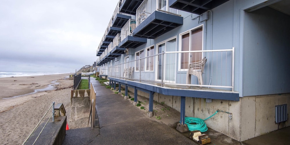 The Sandcastle Beachfront Hotel - photo 93