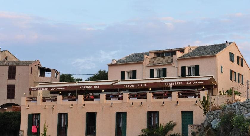 La Jetée - carbon neutral hotel in Unknown City