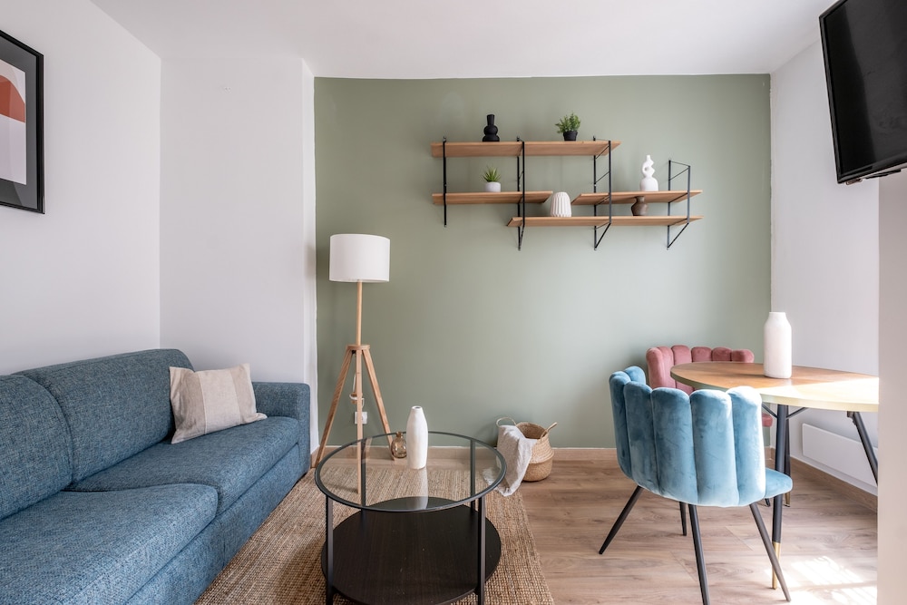 Luxueux Appartement à Guy Môquet — 4-Star Luxury Hotel in Paris, France