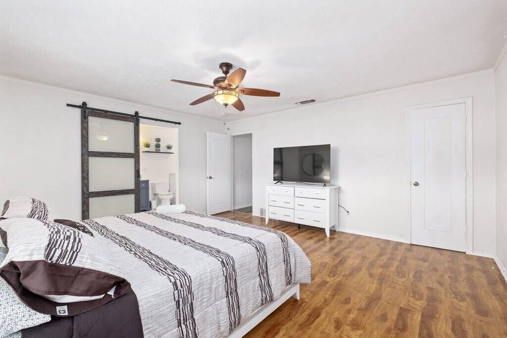 Newly remodeled 5BR 3BA w pool 16 ppl — hotel in Allen