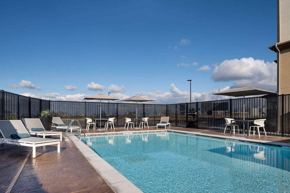 Hilton Garden Inn Visalia - photo 21