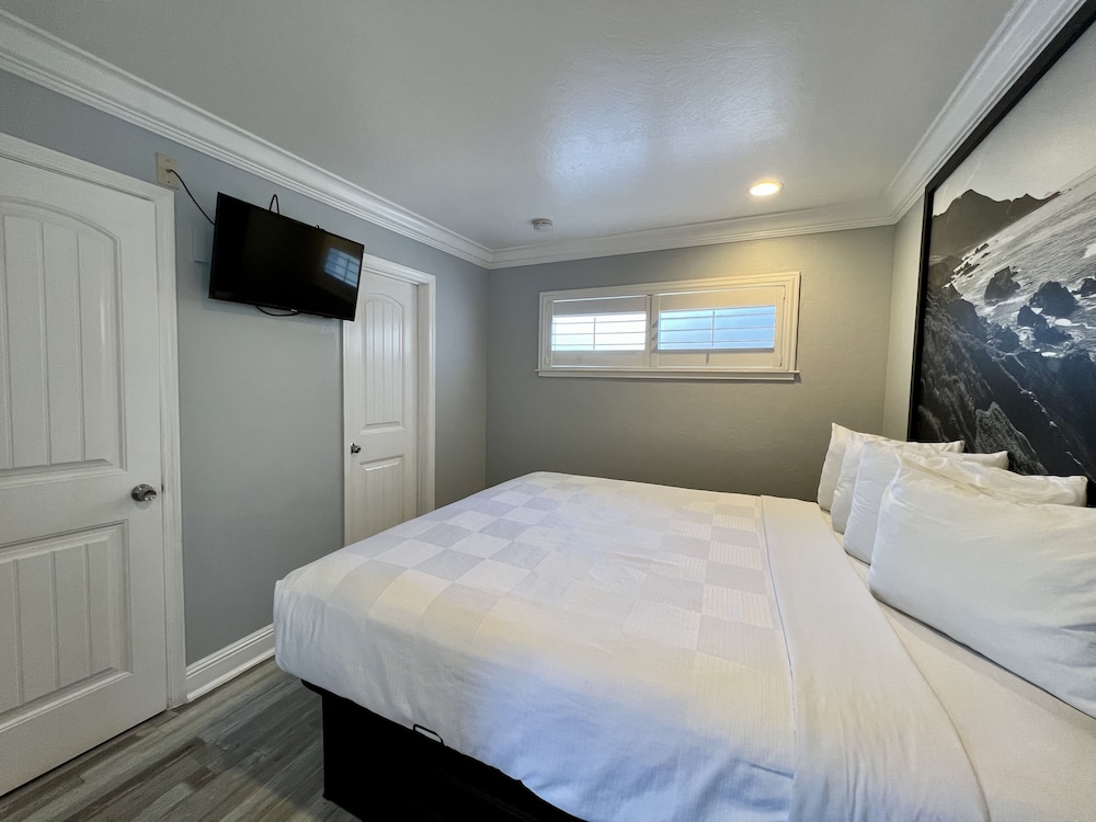 Aura Inn Monterey - photo 44