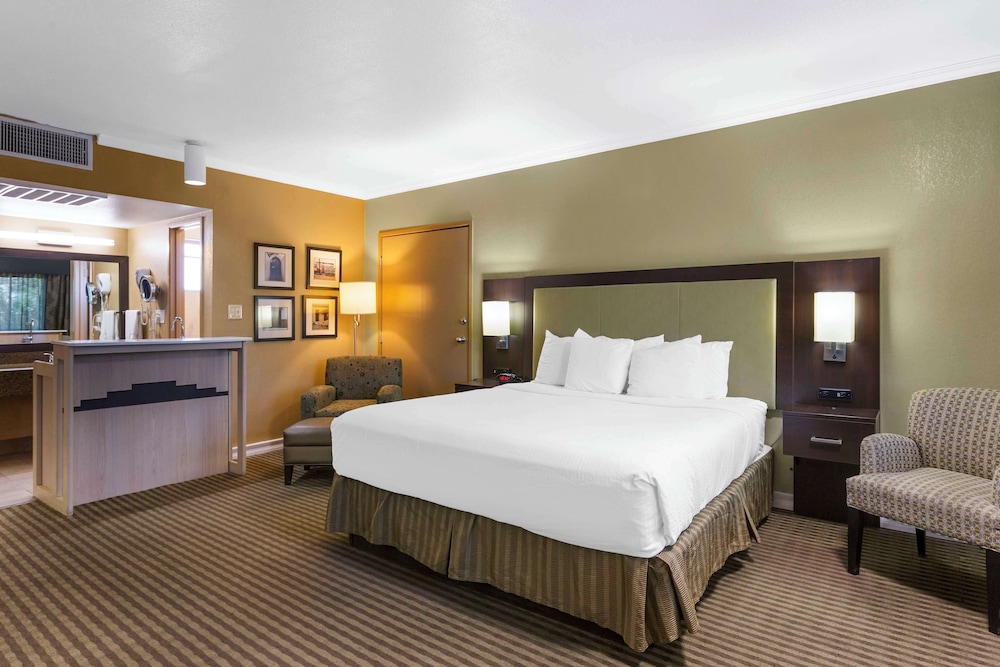 Royal Sun Hotel & Suites - photo 5