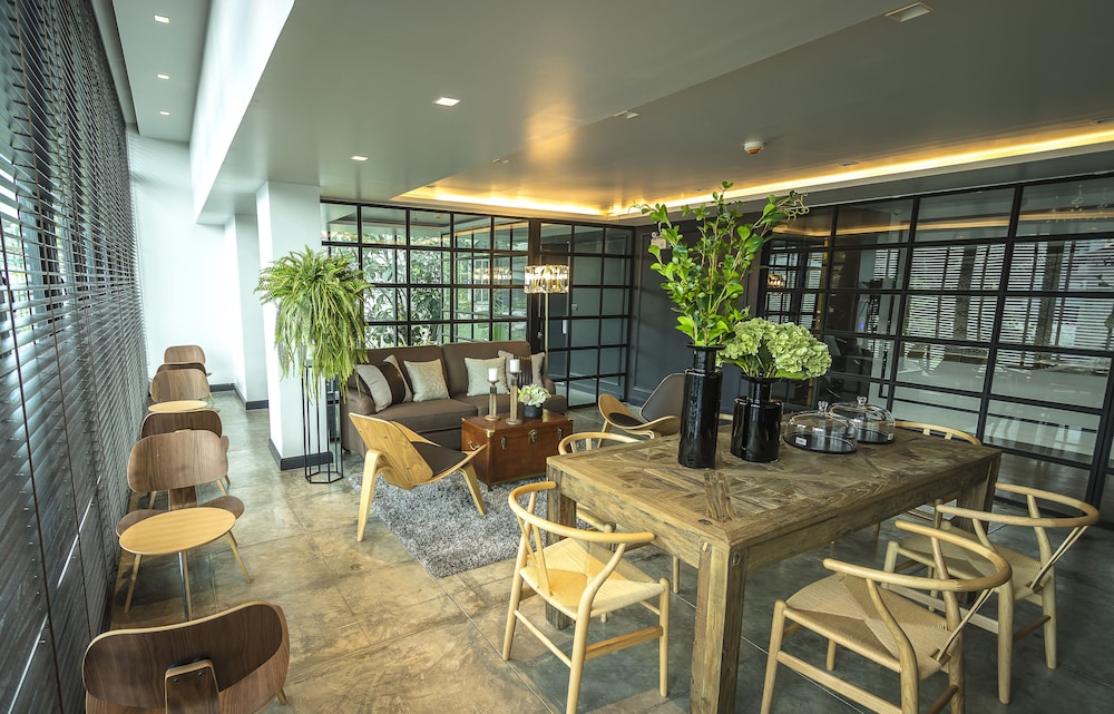 Lobby lounge