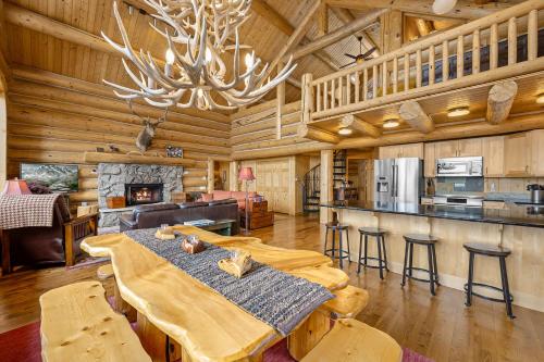 Mounticello Log Cabin Relaxing Front Patio & Outdoor Firepit — 4-Star Luxury Hotel in Estes Park, United States