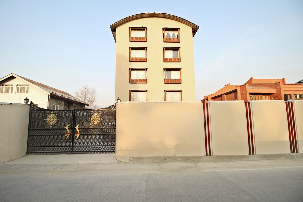 Capital O 28688 The Saffron Hotel in Srinagar, India