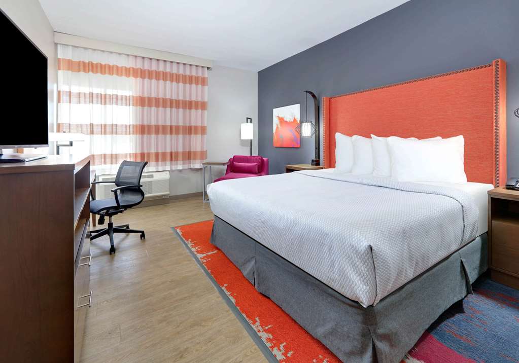 La Quinta Inn & Suites by Wyndham Lakeway - photo 13