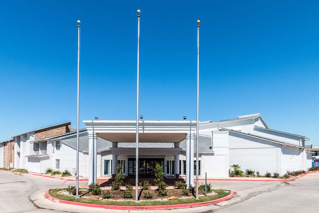 Studio 6 Arlington - photo 4