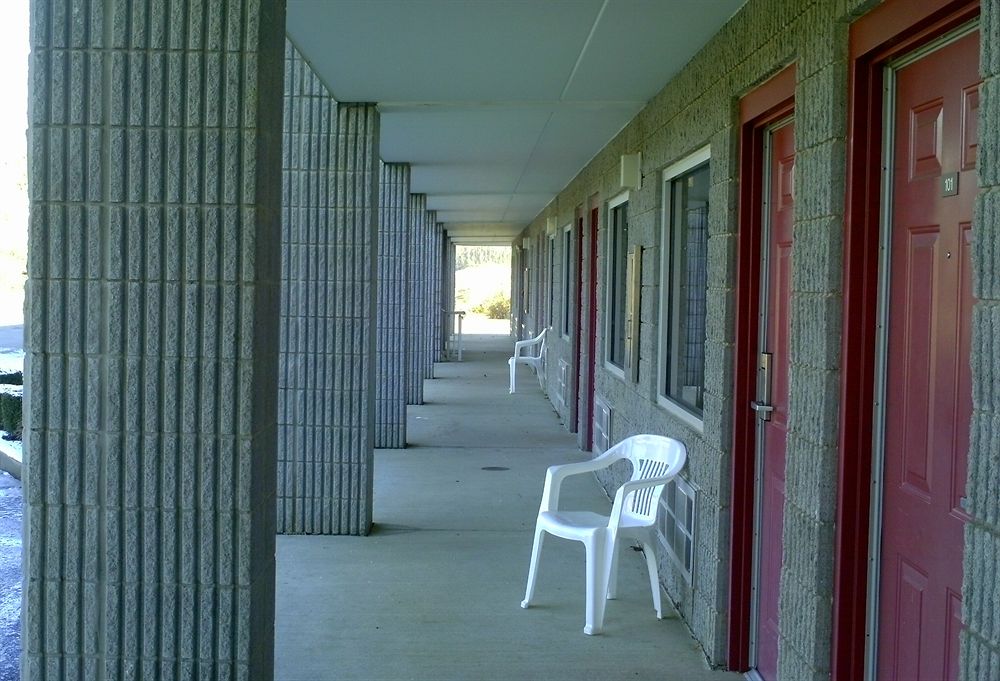 Campton Parkway Inn - photo 38