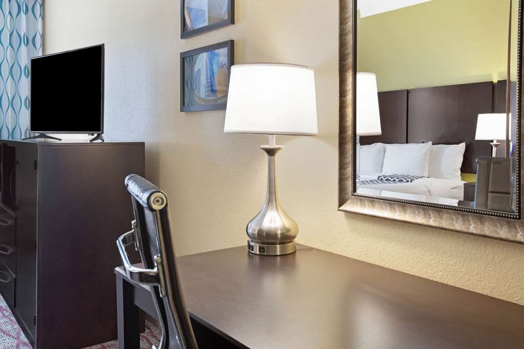La Quinta Inn & Suites By Wyndham Houston Pasadena North - photo 16