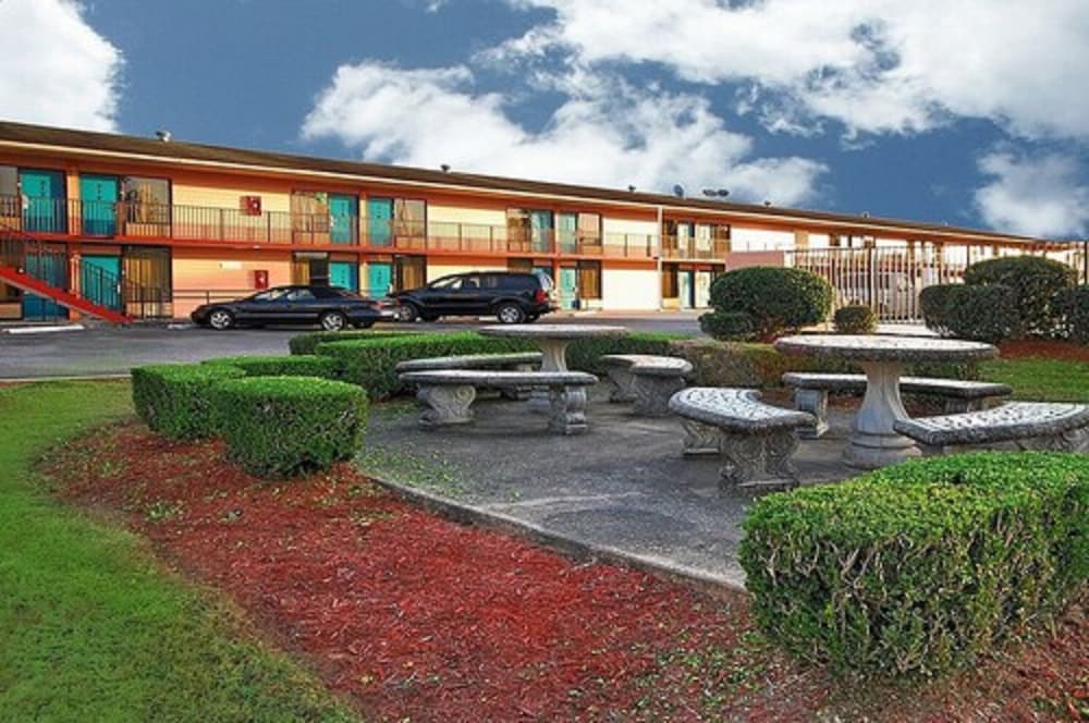 Super 6 Inn Suites - photo 26