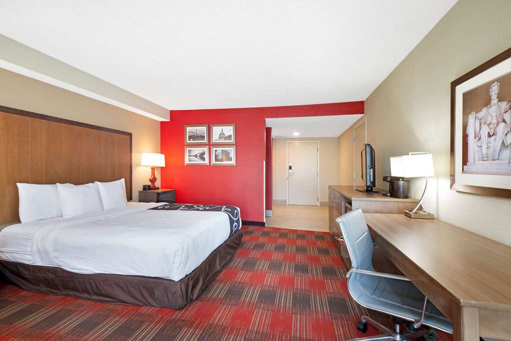 La Quinta Inn & Suites by Wyndham DC Metro Capital Beltway - photo 54