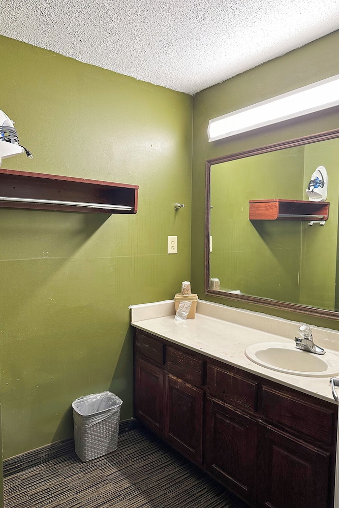 Bonita Lakes Inn by Capital O Meridian I20 - photo 57