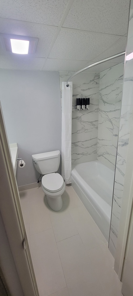 The Royal Inn & Suites - photo 10