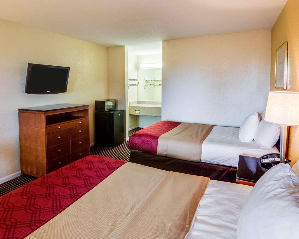 Rodeway Inn & Suites Highway 290 Northwest - photo 14