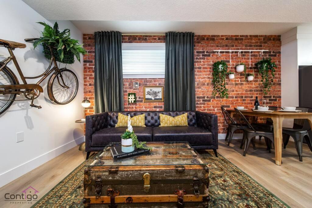 Luxe New York Style Bsmt Suite Near DT & WEM King Bed WiFi — 4-Star Luxury Hotel in Edmonton, Canada