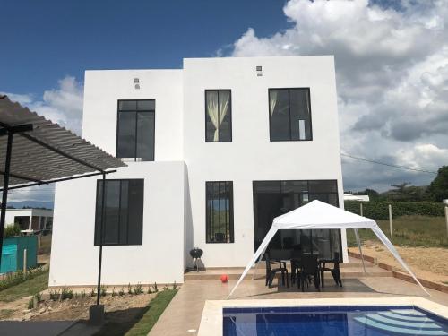 Villa con piscina privada y zona bbq en condominio — 4-Star Luxury Hotel in Carmen De Apicala, Colombia