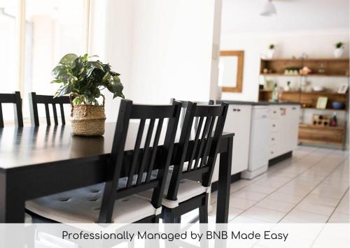 The Valerie Gardens Homely Cosy Sleeps 11 — Orange