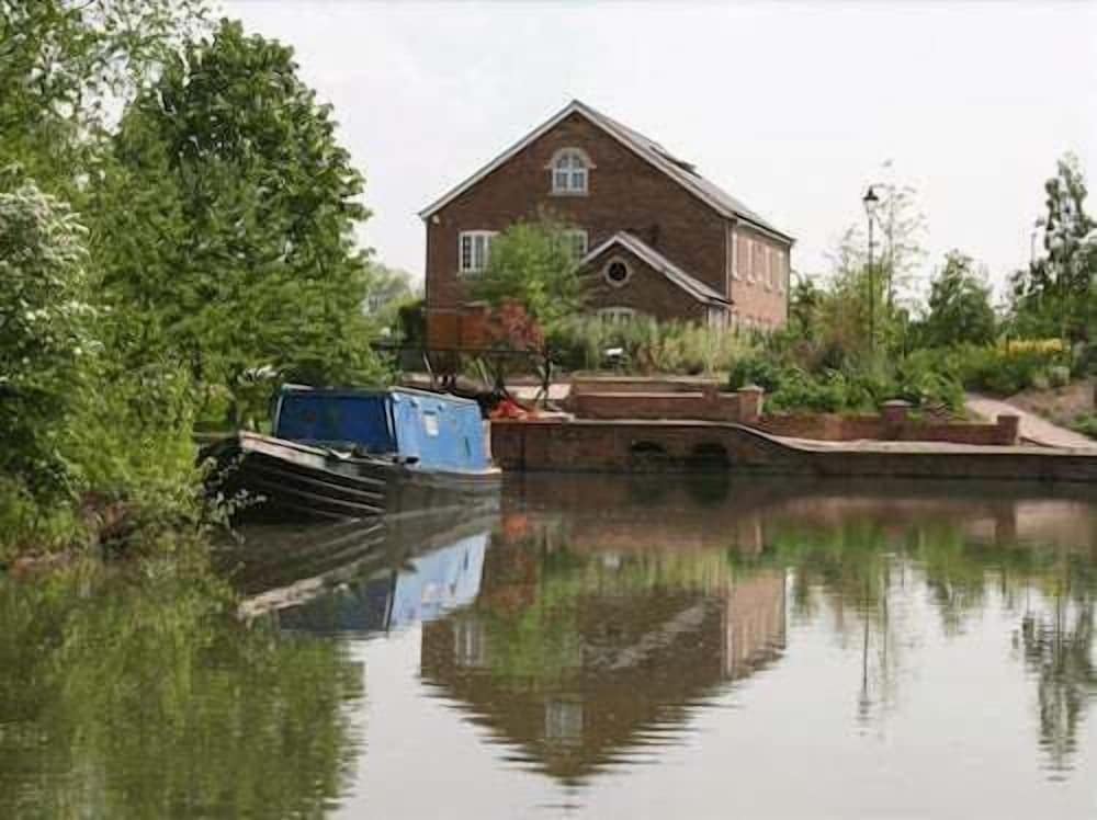 The Mooringpost — 4-Star Luxury Hotel in Gloucester, United Kingdom