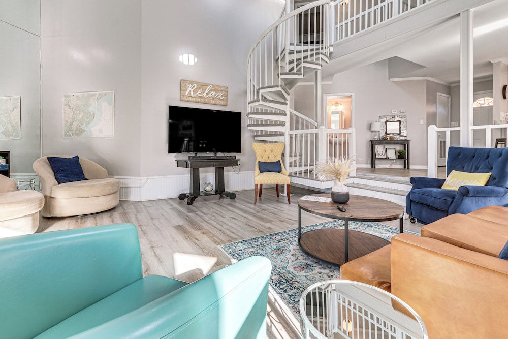 Riverfront Savannah Getaway with Pool and Dock in Savannah, United States