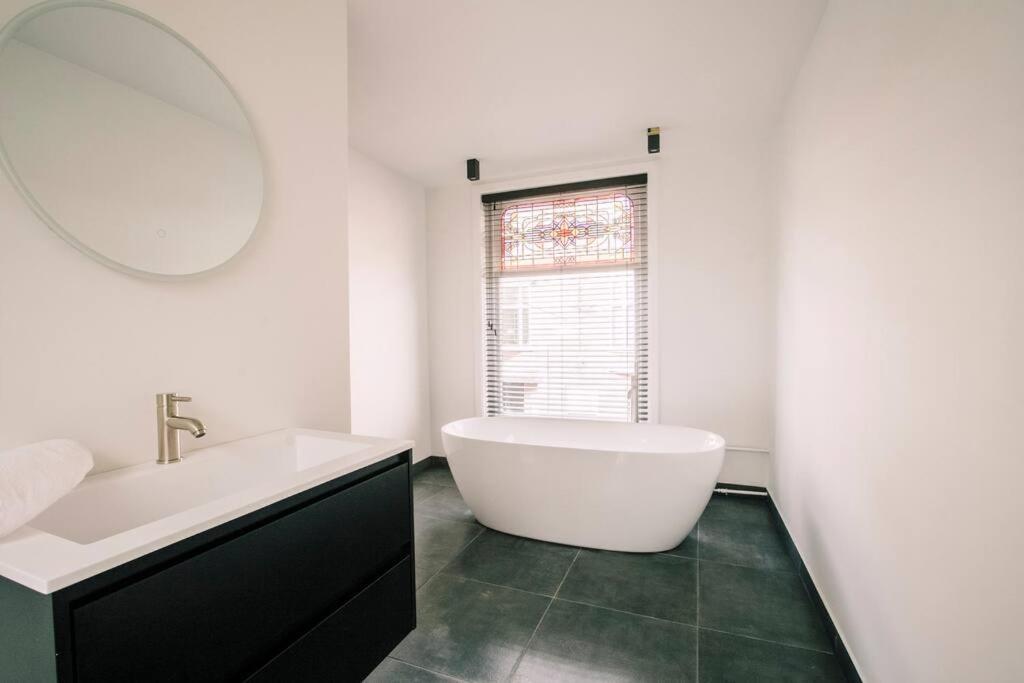 XXL loft with bath located Stadsvilla — 4-Star Luxury Hotel in Tilburg, Netherlands