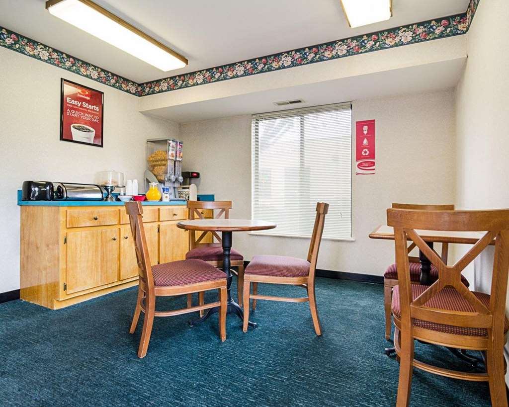 Econo Lodge Richmond North - photo 20