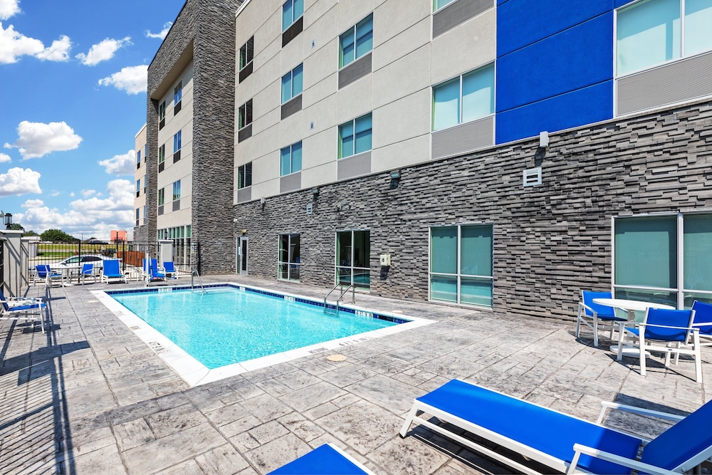 Holiday Inn Express & Suites Denton Sanger by IHG - photo 4