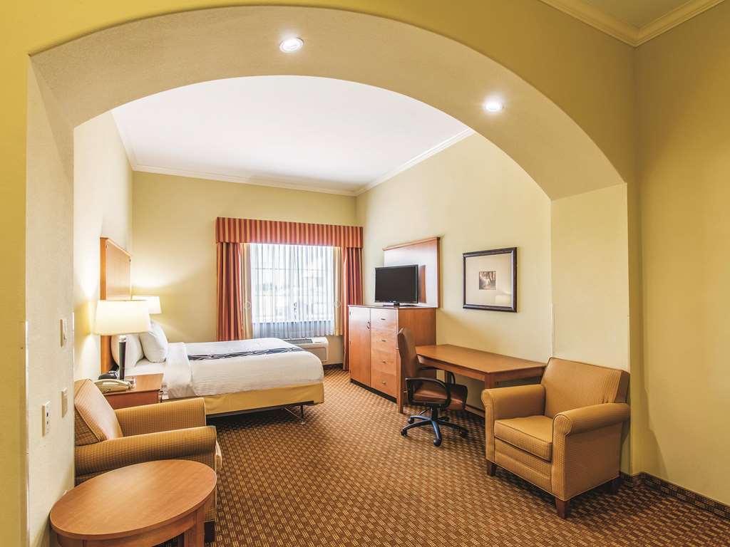 La Quinta Inn & Suites by Wyndham Bridgeport - photo 7