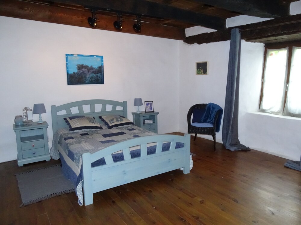 les Gites du Bouyssou — hotel in Crespin