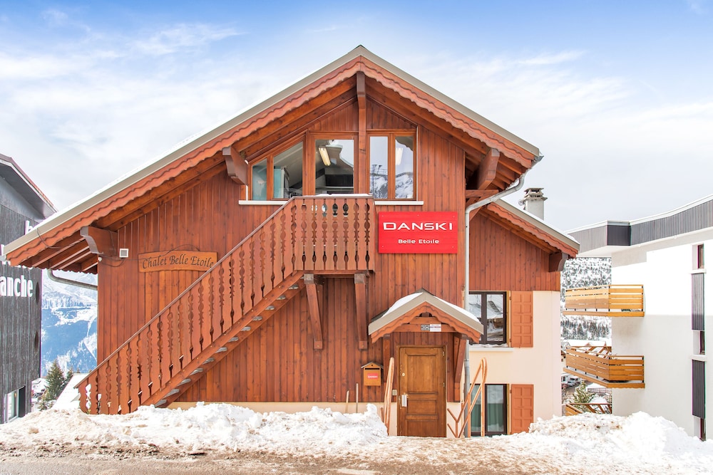 Chalethotel Belle Etoile by Skinetworks — hotel in Huez