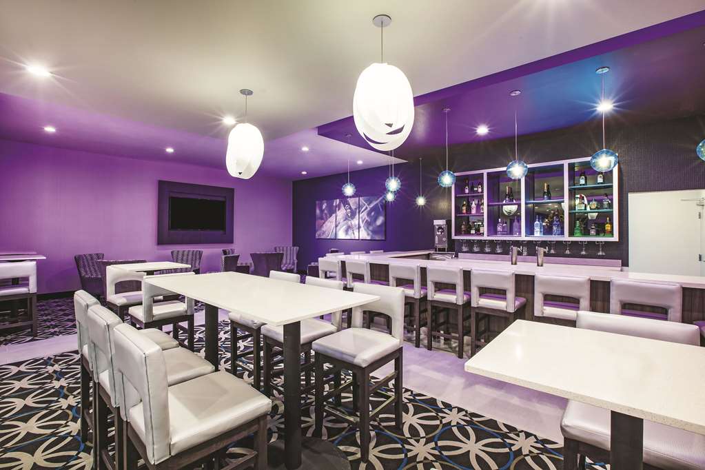 La Quinta Inn & Suites by Wyndham McAllen La Plaza Mall - photo 36