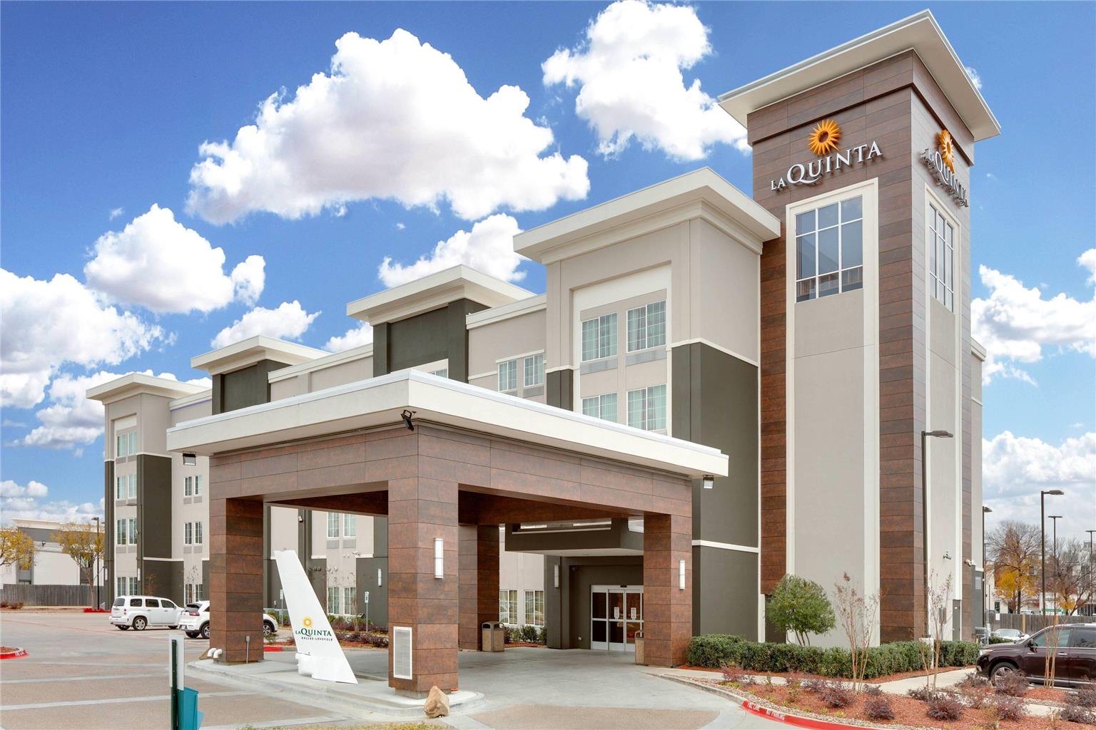 La Quinta Inn & Suites by Wyndham Dallas Love Field - photo 3
