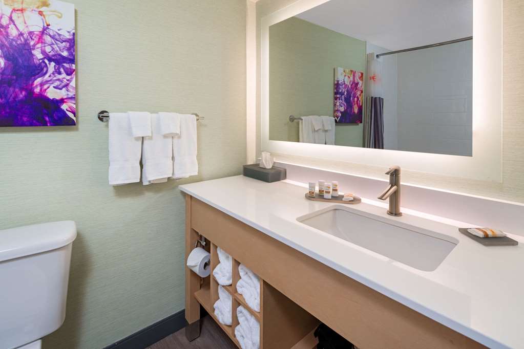 La Quinta Inn & Suites by Wyndham Orange County Airport - photo 20