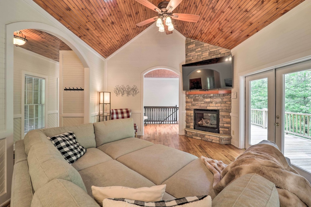 Pond On Site Dog Friendly Blue Ridge Mtn Retreat — 4-Star Luxury Hotel in Banner Elk, United States