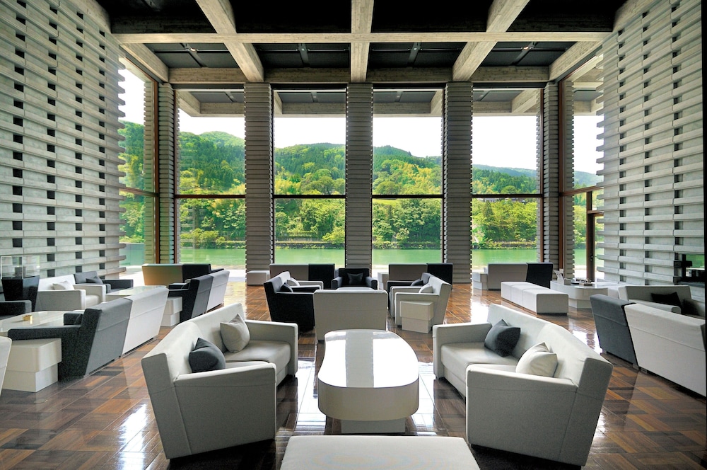 River Retreat Garaku in Toyama, Japan