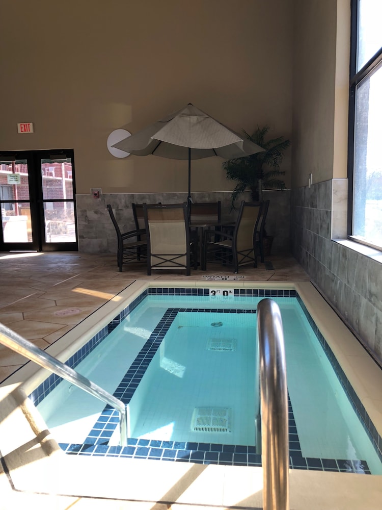 Express Suites Riverport Inn & Suites - photo 42