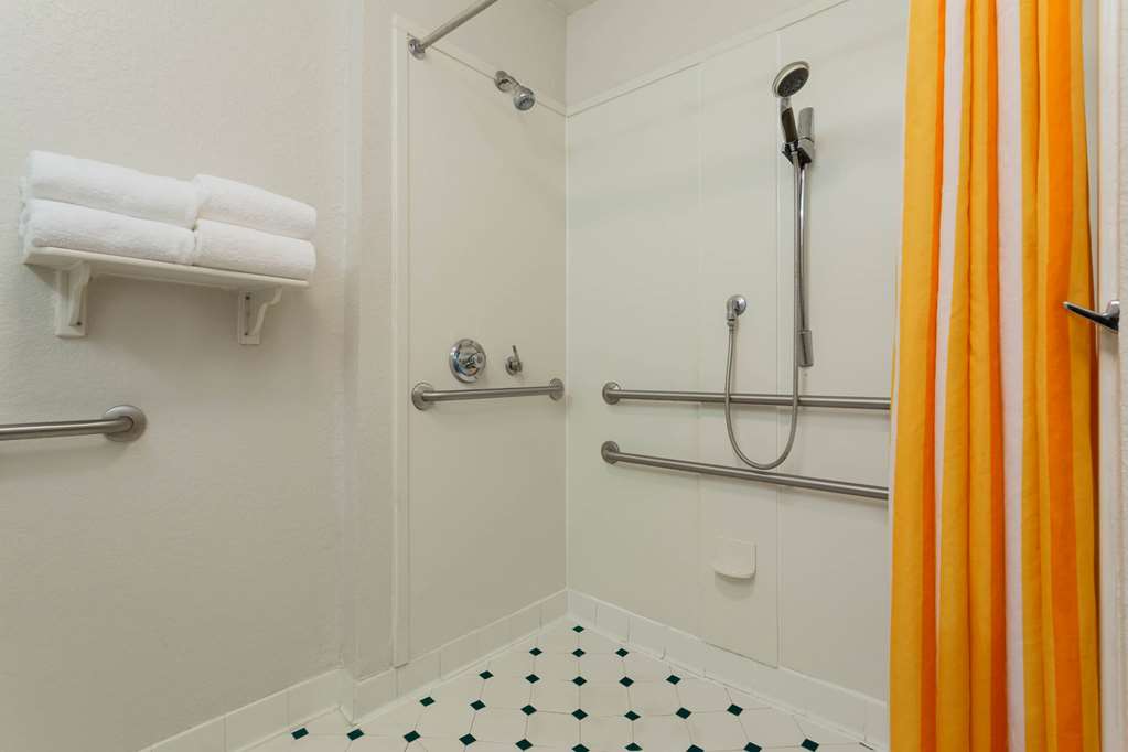 La Quinta Inn & Suites by Wyndham Lakeland West - photo 24