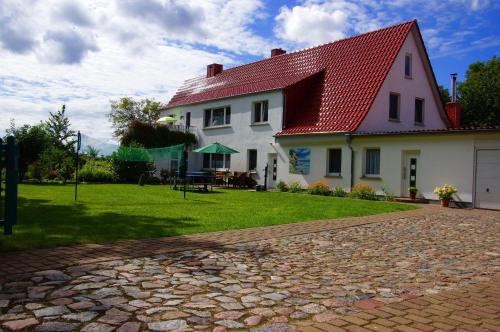 Ferienwohnung Kastanienblick — 4-Star Luxury Hotel in Bergen Auf Ruegen, Germany