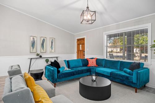 Fritztown’s Finest Hot Tub Fire Pit & Sleeps 10 in Fredericksburg, United States