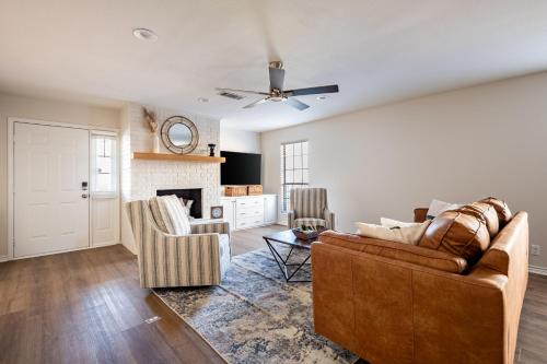 Relaxing 3BR Stay BBQ Games & Comfort — 4-Star Luxury Hotel in Corsicana, United States