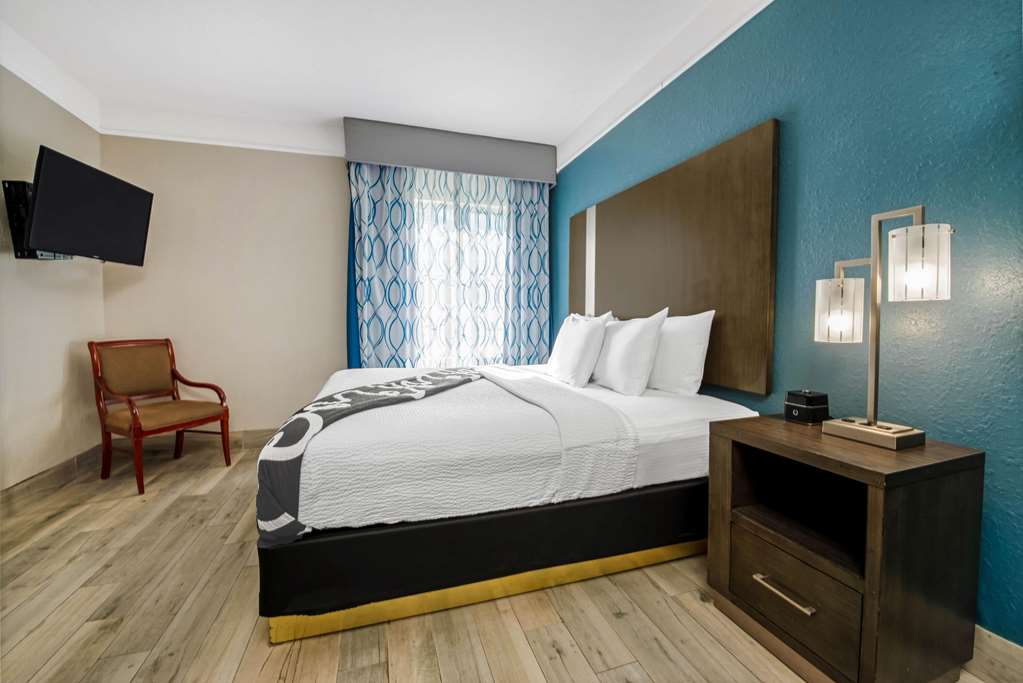 La Quinta Inn & Suites by Wyndham Kingwood Houston IAH Airpt - photo 30
