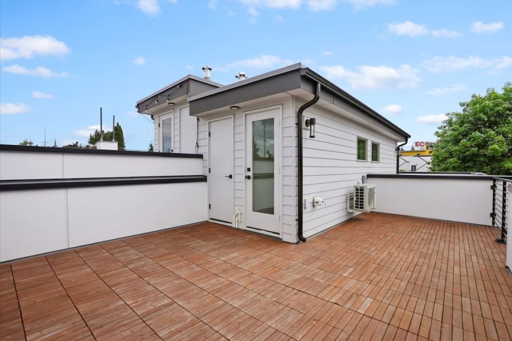 3Br 2.5Ba Rooftop View Green Lake Hideaway - photo 13