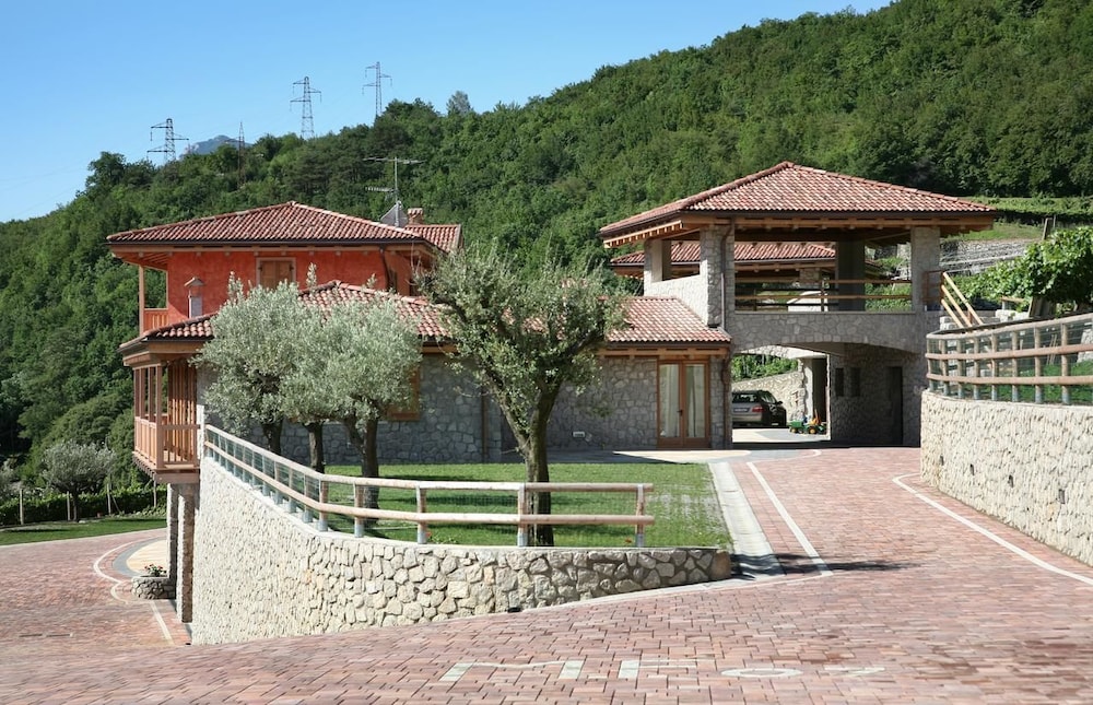 Maso Fiorini - carbon neutral hotel in Isera