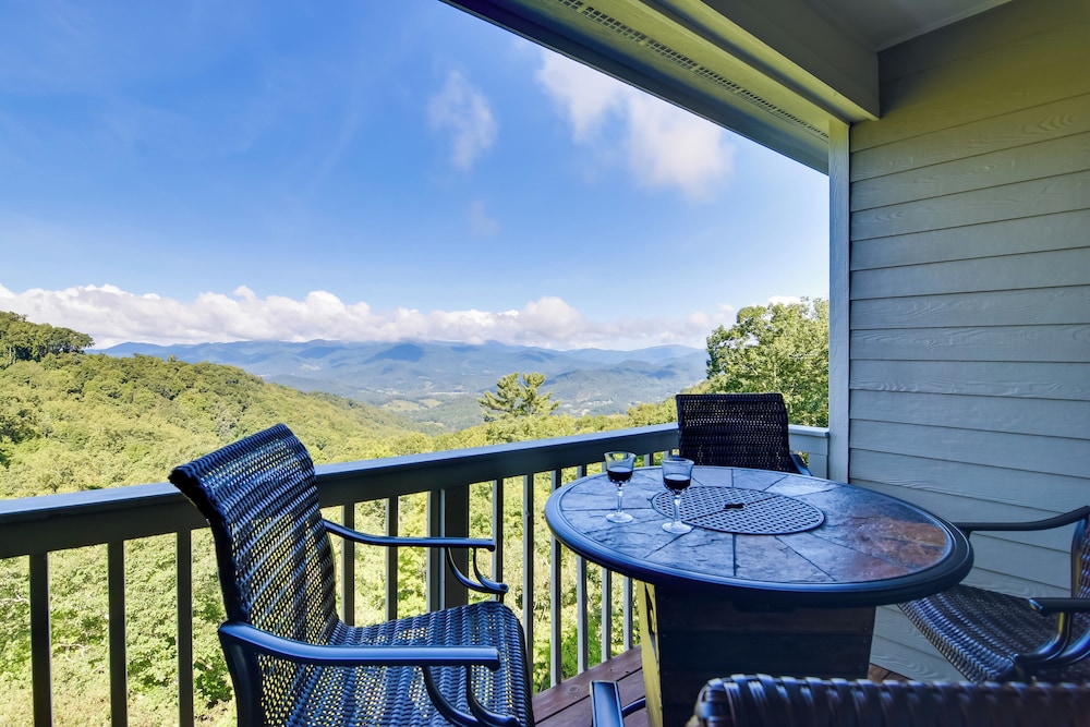 Scenic Views & Trail Access Blue Ridge Mtns Condo — 4-Star Luxury Hotel in Burnsville, United States