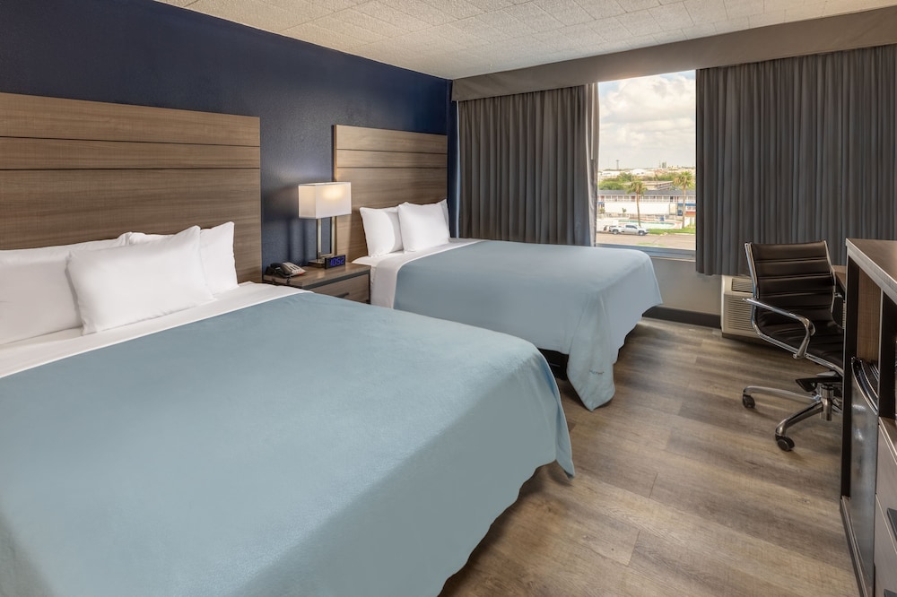 Super 8 by Wyndham Laredo - photo 11