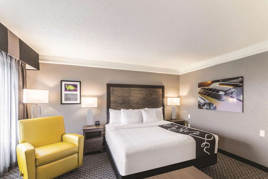 La Quinta Inn & Suites by Wyndham Austin Near The Domain - photo 22