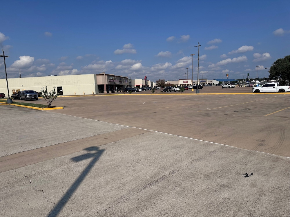 Holiday Inn Express & Suites Sealy by IHG - photo 25
