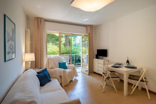 GuestHost Modern Escape with Pool & Sunny Terrace — 4-Star Luxury Hotel in San Remo, Italy